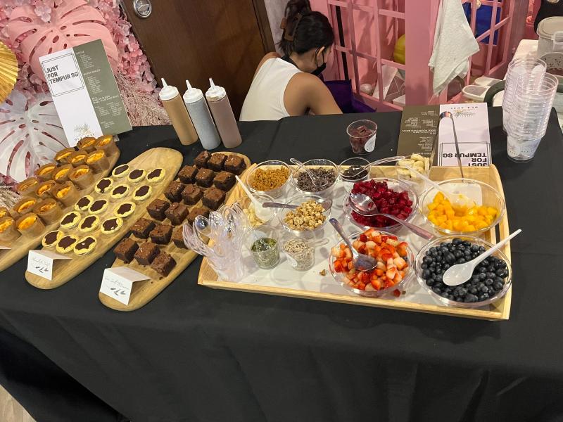 Fruit, crunches, drizzles and açaí cups laid out at the topping bar