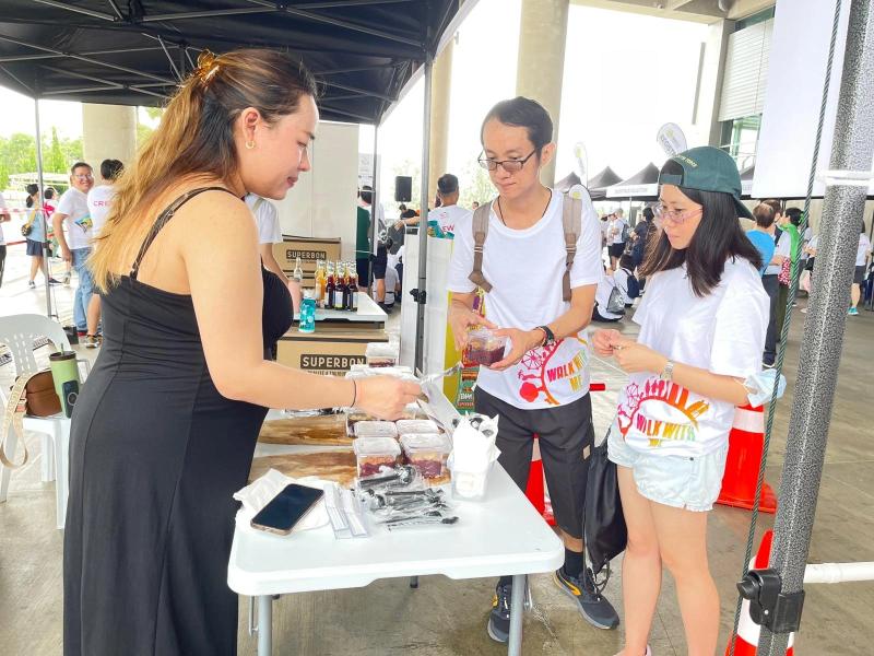 The Olá Açaí team serving bowls from the event counter